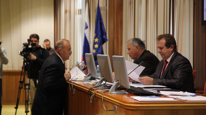 Na levi državni svetnik Milan Ozimič in na sredini prof. dr. Janvit Golob, ki je kot najstarejši državni svetnik vodil volilno sejo do izvolitve novega predsednika.<br>(Avtor: Milan Skledar)