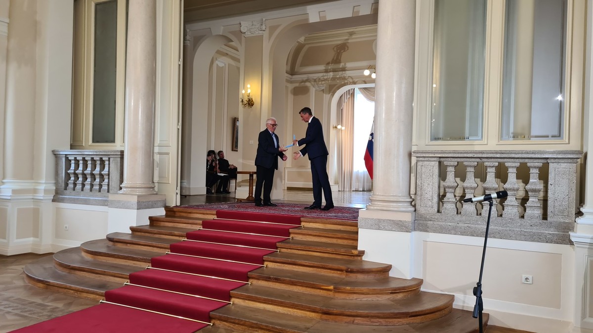 Ivica Žnidaršič, predsednica Društva izgnancev Slovenije prejela Red za zasluge od predsednika RS, Boruta Pahorja. Medaljo in plaketo je v njenem imenu prevzel njen brat, mag. Franc Žnidaršič<br>(Avtor: Milan Skledar)