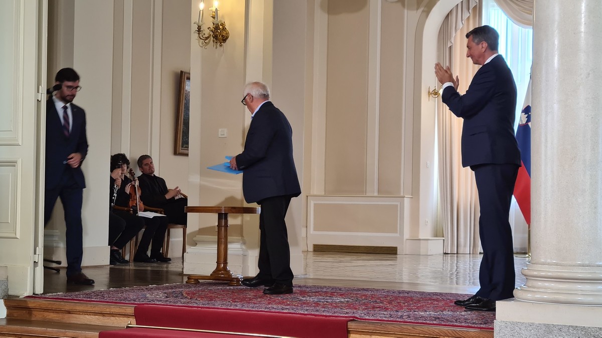 Ivica Žnidaršič, predsednica Društva izgnancev Slovenije prejela Red za zasluge od predsednika RS, Boruta Pahorja. Medaljo in plaketo je v njenem imenu prevzel njen brat, mag. Franc Žnidaršič<br>(Avtor: Milan Skledar)