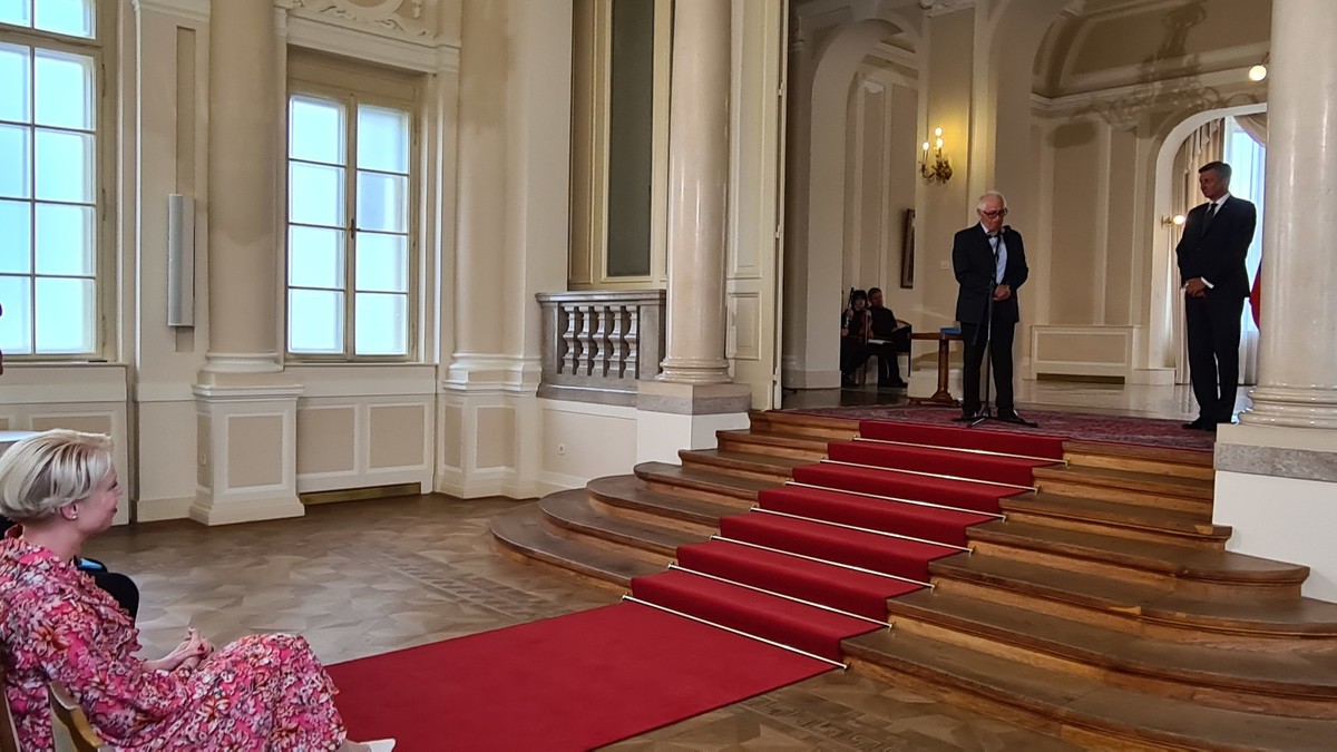 Ivica Žnidaršič, predsednica Društva izgnancev Slovenije prejela Red za zasluge od predsednika RS, Boruta Pahorja. Medaljo in plaketo je v njenem imenu prevzel njen brat, mag. Franc Žnidaršič<br>(Avtor: Milan Skledar)