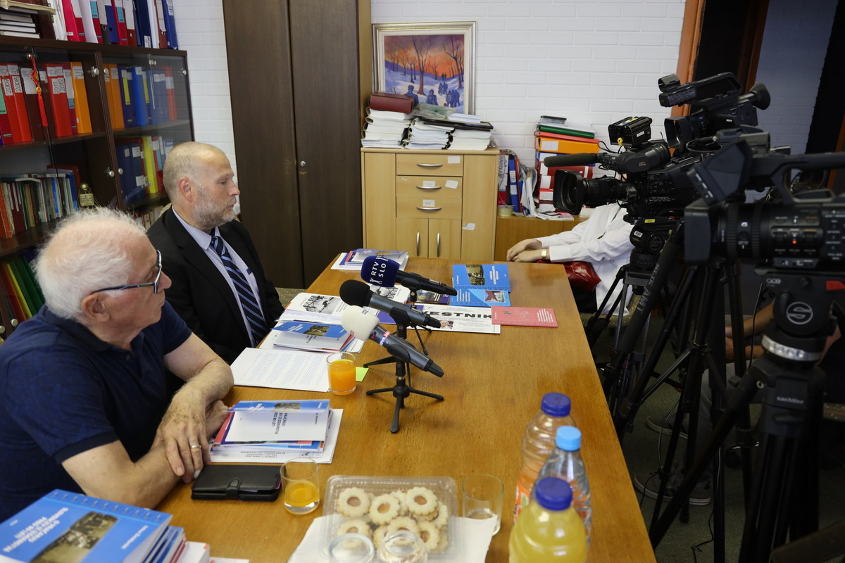 Novinarska konferenca Društva izgnancev Slovenije. Iz leve proti desni: mag. Franc Žnidaršič in mag. Gregor Kaplan<br>(Avtor: Milan Skledar)