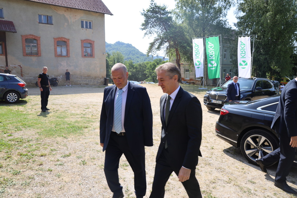 Mag. Gregor Kaplan, častni predsednik Društva izgnancev Slovenije in dr. Robert Golob, predsednik vlade RS, Brestanica 2025, 80. obletnica vrnitve iz izgnanstva<br>(Avtor: Milan Skledar)