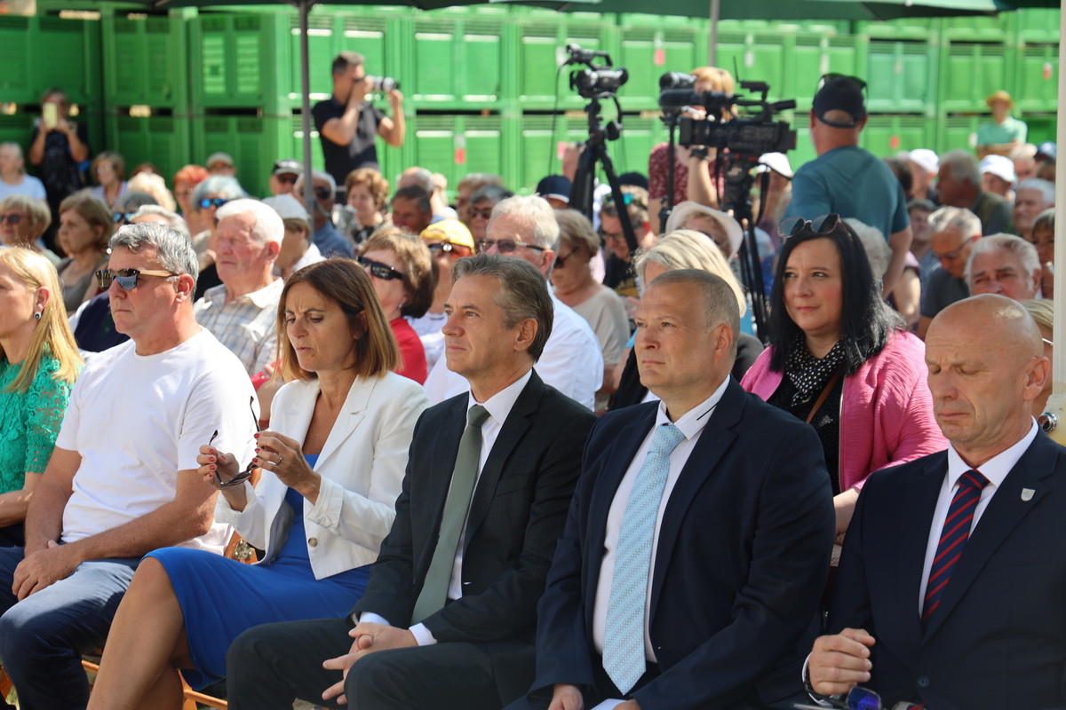 Dr. Robert Golob, predsednik vlade RS, mag. Gregor Kaplan, častni predsednik Društva izgnancev Slovenije na prireditvi ob 80. obletnici vrnitve iz izgnanstva v Brestanici, 7. junija 2025<br>(Avtor: Milan Skledar)