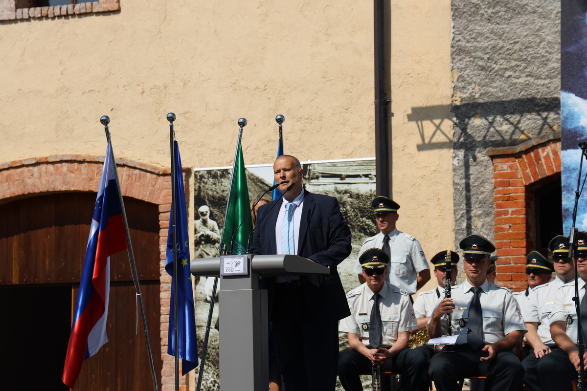 Mag. Gregor Kaplan, častni predsednik Društva izgnancev Slovenije je tisoč glavo množico v Brestanici nagovoril tudi v imenu predsednice, prof. Ivice Žnidaršič <br>(Avtor: Milan Skledar)