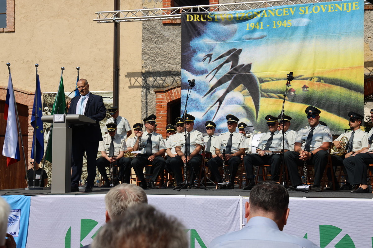 Mag. Gregor Kaplan, častni predsednik Društva izgnancev Slovenije je tisoč glavo množico v Brestanici nagovoril tudi v imenu predsednice, prof. Ivice Žnidaršič <br>(Avtor: Milan Skledar)