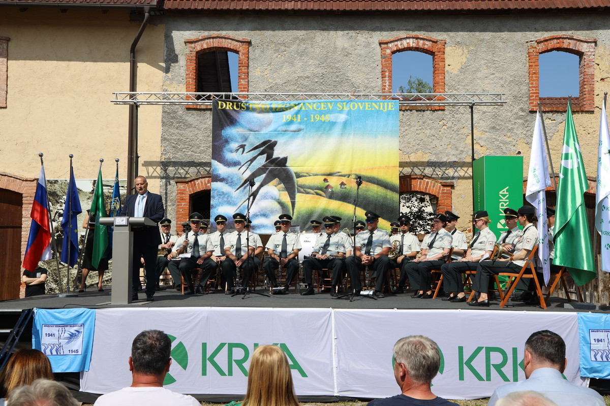 Mag. Gregor Kaplan, častni predsednik Društva izgnancev Slovenije je tisoč glavo množico v Brestanici nagovoril tudi v imenu predsednice, prof. Ivice Žnidaršič <br>(Avtor: Milan Skledar)