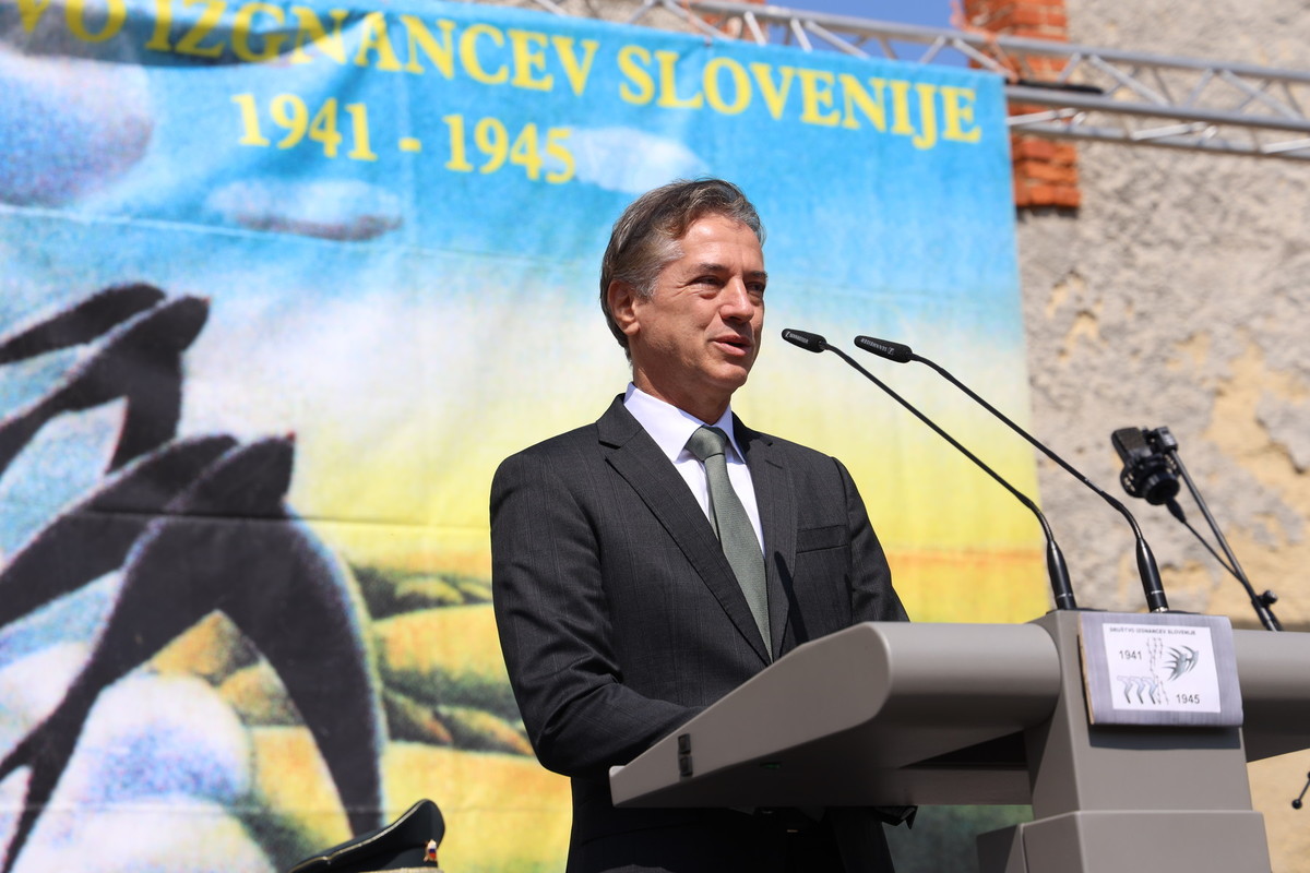 Dr. Robert Golob, predsednik vlade RS je bil slavnostni govornik na osrednji prereditvi ob 80. obletnici vrnitve iz izgnanstva v Brestanici, 7. junija 2025<br>(Avtor: Milan Skledar)