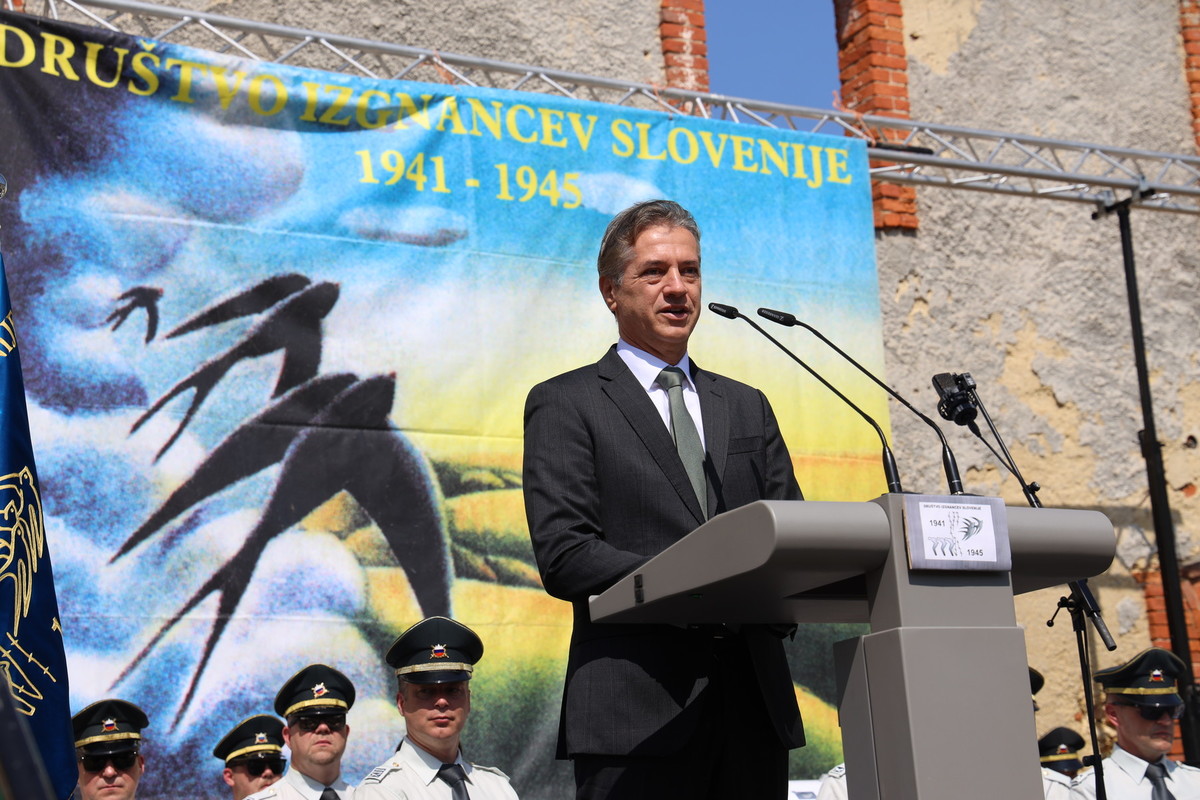 Dr. Robert Golob, predsednik vlade RS je bil slavnostni govornik na osrednji prereditvi ob 80. obletnici vrnitve iz izgnanstva v Brestanici, 7. junija 2025<br>(Avtor: Milan Skledar)