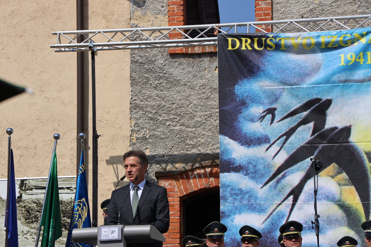 Dr. Robert Golob, predsednik vlade RS je bil slavnostni govornik na osrednji prereditvi ob 80. obletnici vrnitve iz izgnanstva v Brestanici, 7. junija 2025<br>(Avtor: Milan Skledar)
