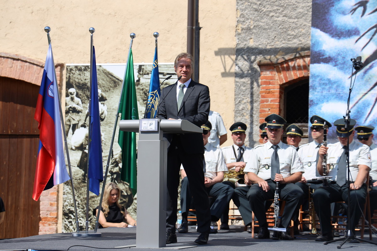Dr. Robert Golob, predsednik vlade RS je bil slavnostni govornik na osrednji prereditvi ob 80. obletnici vrnitve iz izgnanstva v Brestanici, 7. junija 2025<br>(Avtor: Milan Skledar)