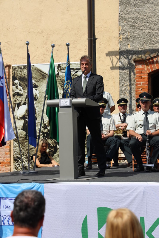 Dr. Robert Golob, predsednik vlade RS je bil slavnostni govornik na osrednji prereditvi ob 80. obletnici vrnitve iz izgnanstva v Brestanici, 7. junija 2025<br>(Avtor: Milan Skledar)