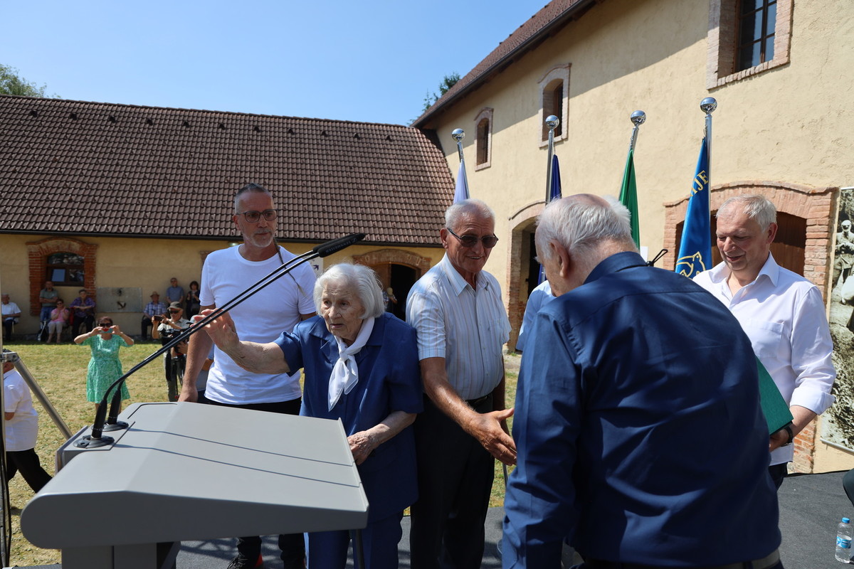 Zdenka Kaplan je prejela zahvalo Društva izgnancev Slovenije za dolgoletno požrtvovalno delo v DIS<br>(Avtor: Milan Skledar)