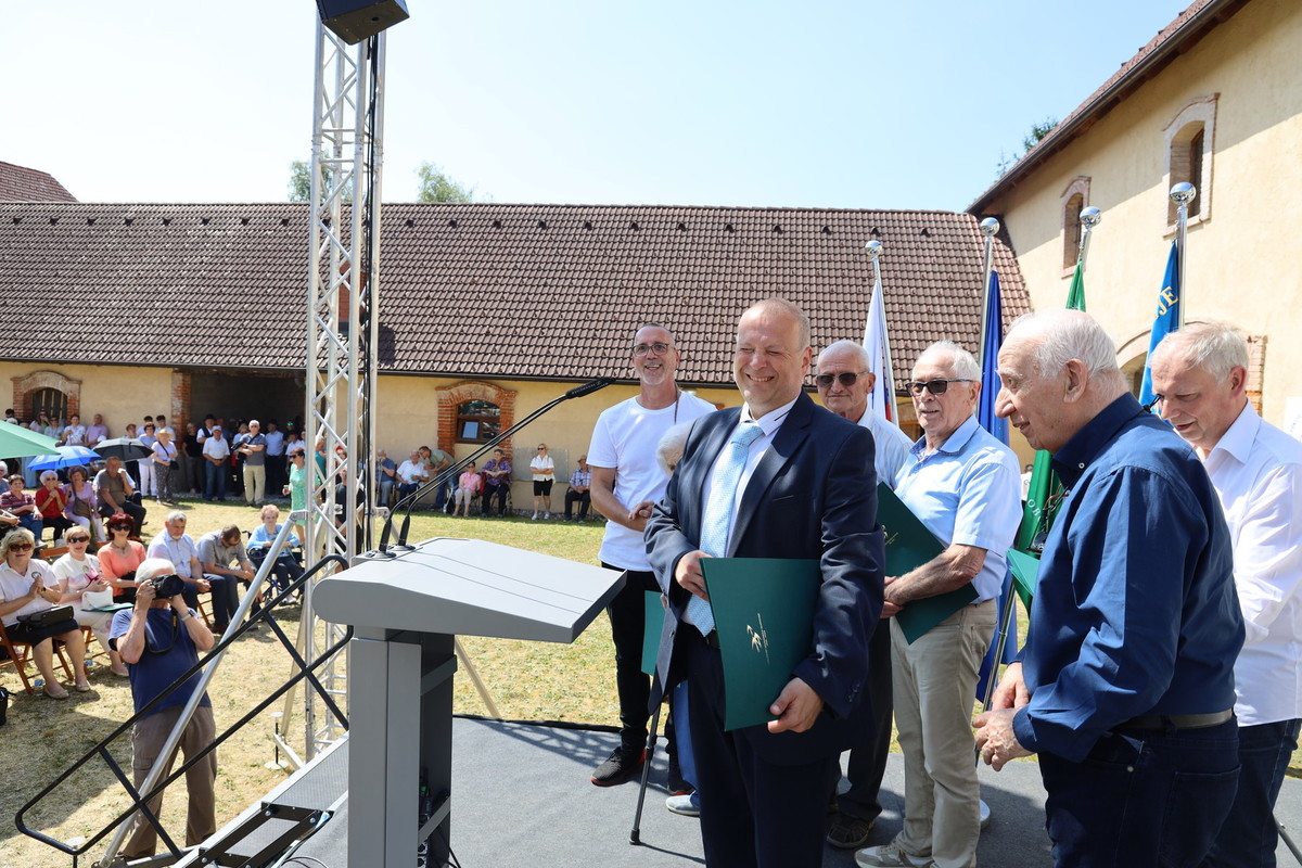 Mag. Gregorja Kaplana so z bučnim aplavzom potrdili za častnega predsednika Društva izgnancev Slovenije 1941 - 1945 <br>(Avtor: Milan Skledar)
