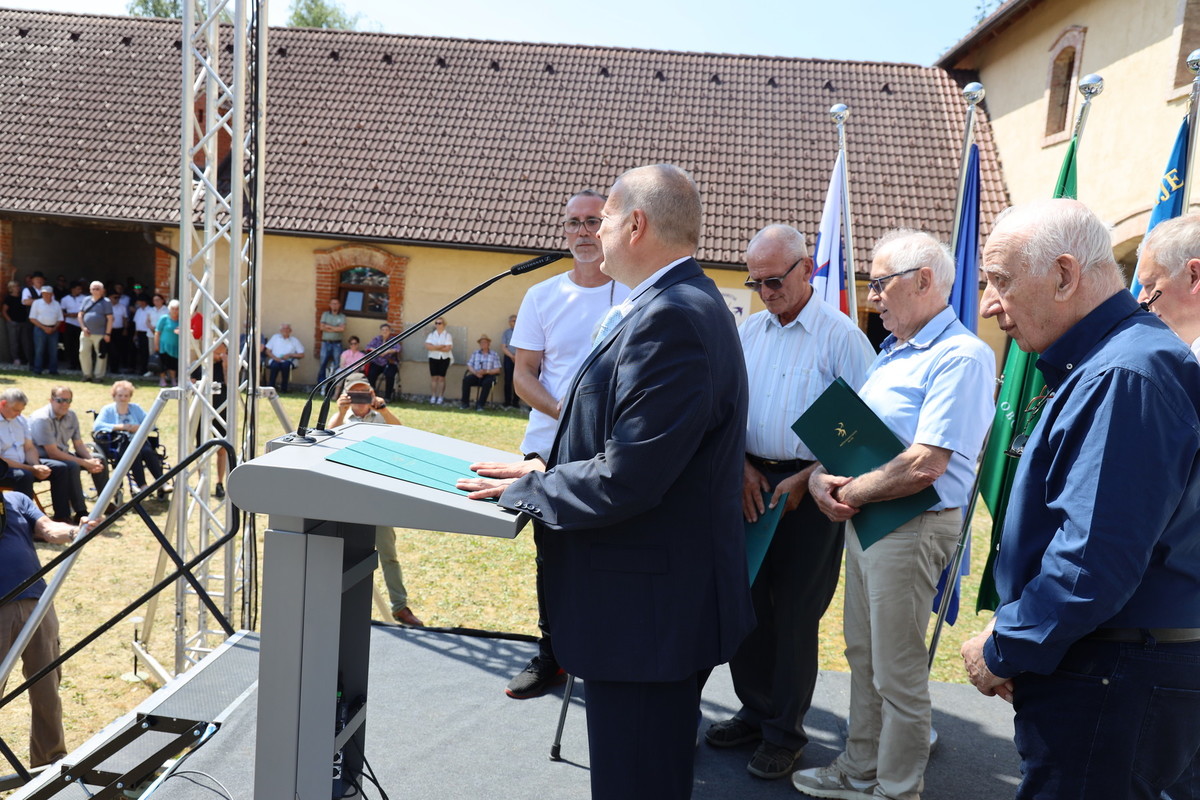 Mag. Gregorja Kaplana so z bučnim aplavzom potrdili za častnega predsednika Društva izgnancev Slovenije 1941 - 1945 <br>(Avtor: Milan Skledar)