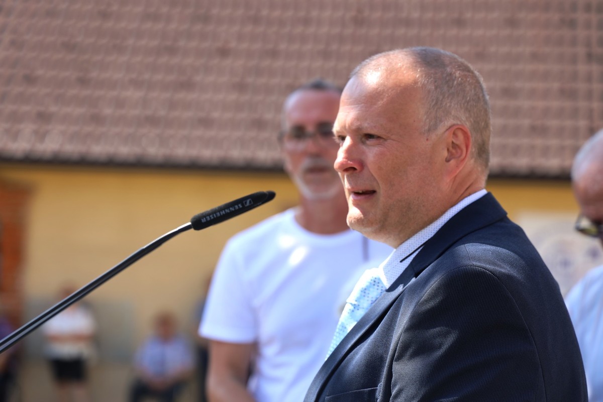 Mag. Gregorja Kaplana so z bučnim aplavzom potrdili za častnega predsednika Društva izgnancev Slovenije 1941 - 1945 <br>(Avtor: Milan Skledar)