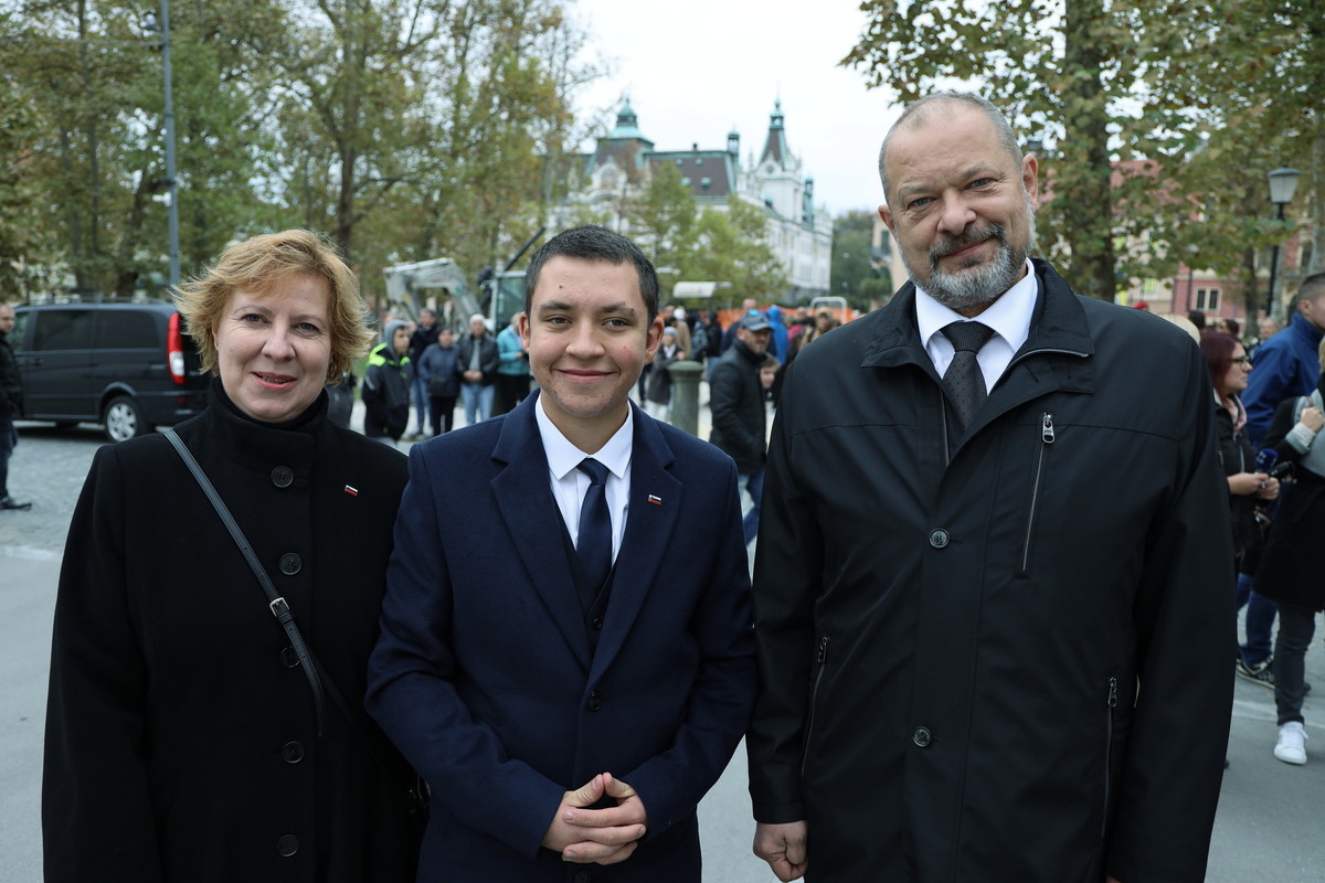 Iz leve proti desni: Zofija Hafner, vodja kabineta predsednika DS in Alojz Kovšca, predsednik DS RS s sinom<br>(Avtor: Milan Skledar)