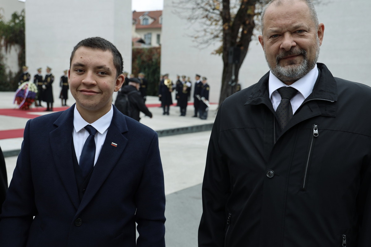 Alojz Kovšca, predsednik DS RS s sinom<br>(Avtor: Milan Skledar)
