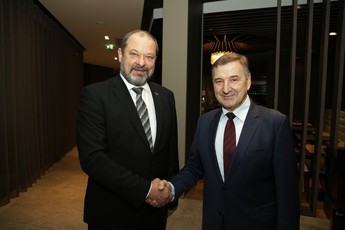 Alojz Kovšca, predsednik DS in Branko Meh, predsednik OZS na delovnem srečanju DS in OZS, 2018 v Postojni<br>(Avtor: Milan Skledar)