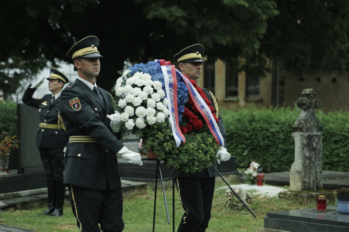 Predsednik Državnega sveta Alojz Kovšca položil venec k spomeniku dohovnika in narodnega buditelja Franca Ivanocyja v Kančevcih<br>(Avtor: Milan Skledar)