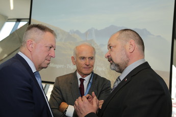 Zdravko Pošivalšek, minister za gospodarski razvoj in infrastrukturo, Jože Mermal, predsednik prave BTC in Alojz Kovšca, predsednik Državnega sveta na 5. Forumu: Družba 5.0 v Sloveniji, 6. februar 2019, Kristalna palača<br>(Avtor: Milan Skledar)