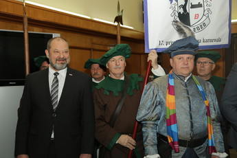 Alojz Kovšca, predsednik Državnega sveta RS s 17. princem karnevala, Darkom Cafuto, ki predstavlja barona Jakoba Zekel Videmskega<br>(Avtor: Milan Skledar)