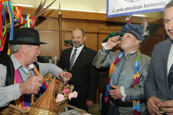 Alojz Kovšca, predsednik DS RS na sprejemu koruntov v preddverju Državnega sveta RS<br>(Avtor: Milan Skledar)