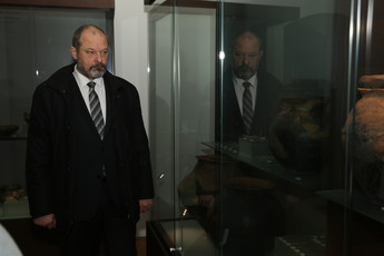 Alojz Kovšca, predsednik Državnega sveta na ogledu muzeja v Novem mestu.<br>(Avtor: Milan Skledar)
