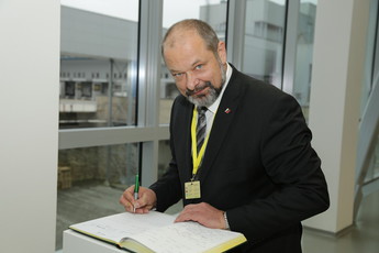 Alojz Kovšca, predsednik Državnega sveta RS v tovarni Krka d. d. v Novem mestu.<br>(Avtor: Milan Skledar)