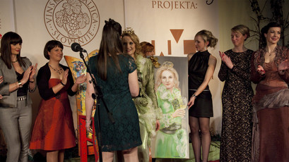 Špela Štokelj, nova vinska kraljica 2014 prejema čestitke od svojih kolegic<br>(Avtor: Milan Skledar, Strokovna S-TV)