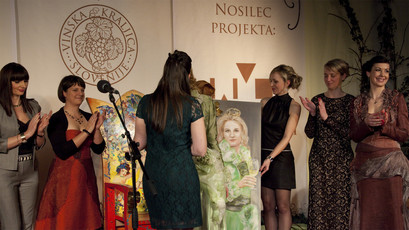 Špela Štokelj, nova vinska kraljica 2014 prejema čestitke od svojih kolegic<br>(Avtor: Milan Skledar, Strokovna S-TV)