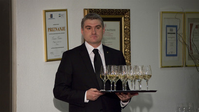 Natakar hotela Radin čaka z vinom kraljice Špele Štokelj - pinelo<br>(Avtor: Milan Skledar, Strokovna S-TV)