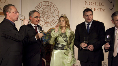 Vinska kraljica Slovenije se mora navaditi na visoko družbo<br>(Avtor: Milan Skledar, Strokovna S-TV)