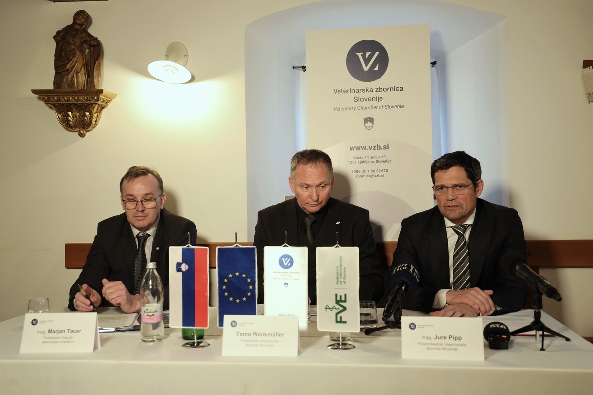 Iz leve proti desni: mag. Marjan Tacer, dr. vet. med., predsednik Sekcije veterinarskih praktikov, Tomo Wankmüller, dr. vet. med., novi predsednik Veterinarske zbornice Slovenije, mag. Jure Pipp, dr. vet. med., podpredsednik Veterinarske zbornice Slovenije<br>(Avtor: Pia Skledar, S-tv)