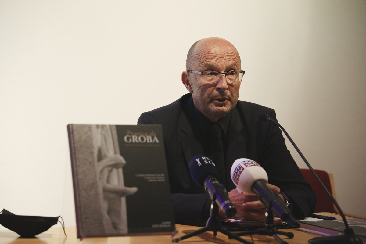 Dr. Jože Dežman je urednik knjige Pravica do groba <br>(Avtor: Milan Skledar)