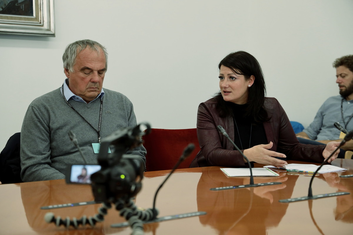 Z leve proti desni: Milko Novič, žrtev montiranega sodnega procesa in Maja Kutnar, vodjna Inicitative proti gradnji migrantskega centra<br>(Avtor: Milan Skledar)