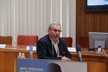 Dr. Stanislav Primožič, v. d. direktorja Agencije za zdravila in medicinske pripomočke na 7. strateški konferenci Vrednost inovacij<br>(Avtor: Milan Skledar)