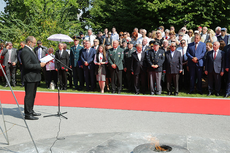 Predsednik Državnega sveta Alojz Kovšca slavnostni govornik ob spomeniku Sinovom Rusije in Sovjetske zveze na Žalah<br>(Avtor: Milan Skledar)