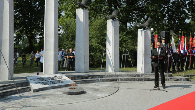 Predsednik Državnega sveta Alojz Kovšca slavnostni govornik ob spomeniku Sinovom Rusije in Sovjetske zveze na Žalah<br>(Avtor: Milan Skledar)