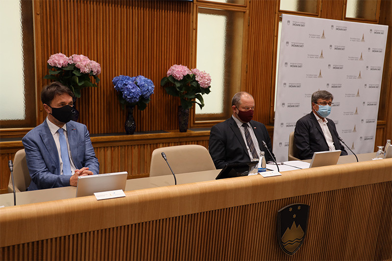 (Iz leve proti desni) Matjaž Švagan, podpredsednik DS RS, Alojz Kovšca, predsednik DS RS in Janoš Kern, državni svetnik. Podelitev plaket najzaslužnejšim prostovoljkam in prostovoljcem za leto 2020<br>(Avtor: Milan Skledar)