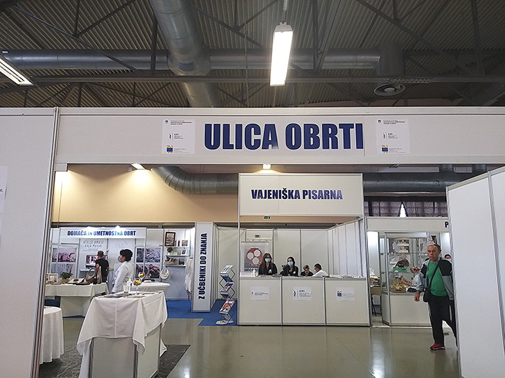 53. MOS v Celju, 2021. Na Ulici obrti, tokrat na privlačen način predstavili kar 11 obrtnih poklicev, in sicer: elektrikar, mizar, oblikovalec kovin – orodjar, strojni mehanik, tesar, zidar, avtoserviser, pek, slaščičar, kuhar in natakar.<br>(Avtor: Zofija Hafner)