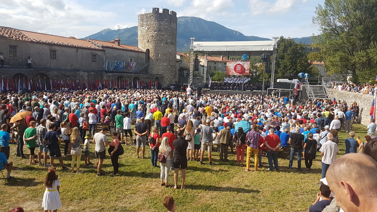 Slavnostni gostje na prireditvi ob dnevu vrnitve Primorske k matični domovini<br>(Avtor: Milan Skledar)