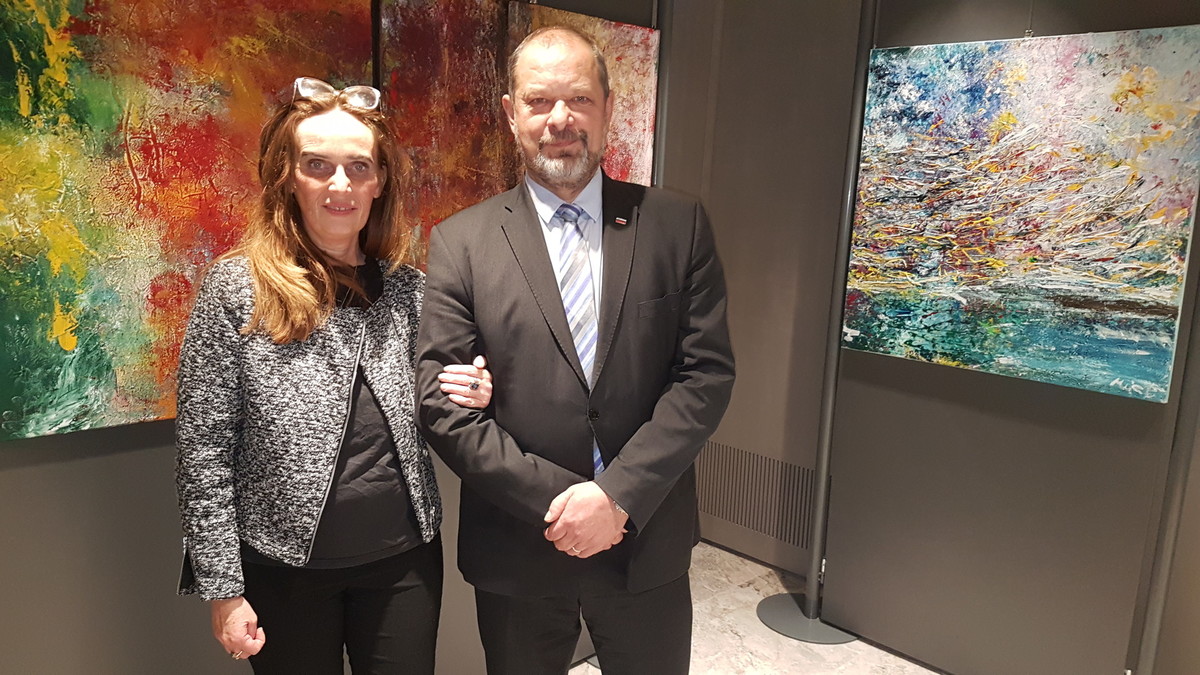 Akademska slikarka Maja Cerar in predsednik Državnega sveta Alojz Kovšca<br>(Avtor: Milan Skledar)