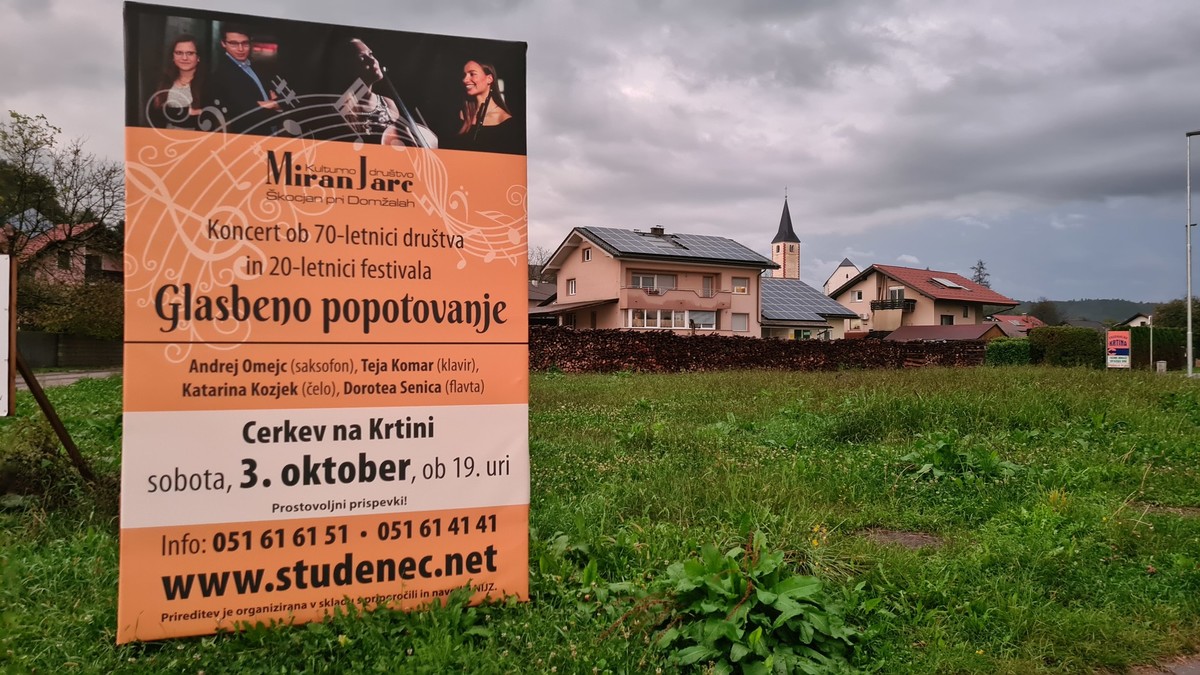 Zaključni koncert ob 70. letnici kulturnega društva Miran Jarc Škocjan in 20. letnici festivala: Glasbeno popotovanje<br>(Avtor: Milan Skledar)