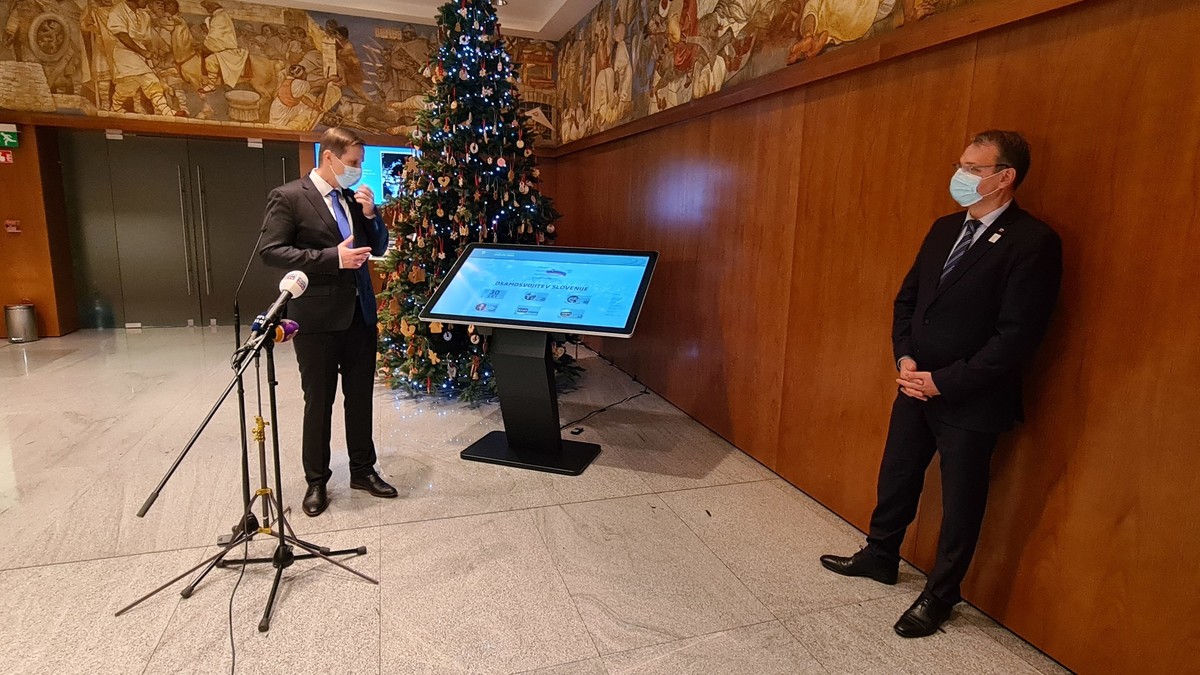 Igor Zorčič, predsednik Državnega zbora  na otvoritvi interaktivnega zaslona o najpomembnejših dogodkih na osamosvojitveni poti RS, 30-obletnica plebiscita<br>(Avtor: Milan Skledar)