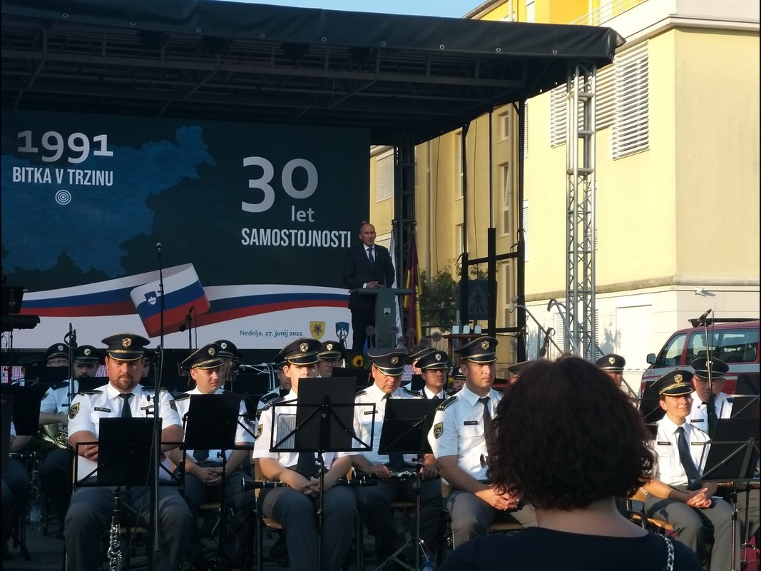 Predsednik Državnega sveta Alojz Kovšca se je udeležil obeležitve 30. obletnice bitke v Trzinu s slovesnim odkritjem spominskega obeležja Edvardu Peperku<br>(Avtor: Zofija Hafner)
