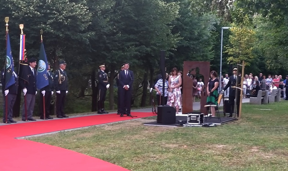 Predsednik Državnega sveta Alojz Kovšca se je udeležil obeležitve 30. obletnice bitke v Trzinu s slovesnim odkritjem spominskega obeležja Edvardu Peperku<br>(Avtor: Zofija Hafner)