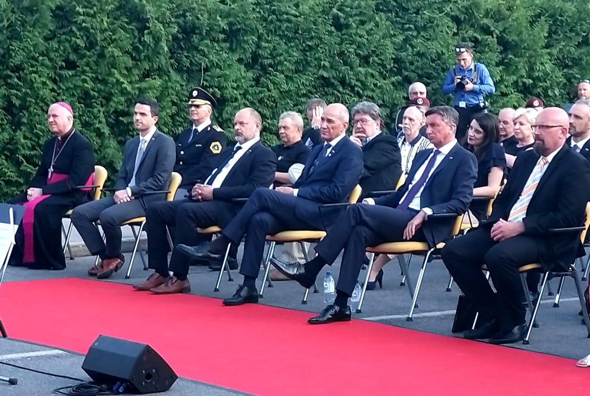 Predsednik Državnega sveta Alojz Kovšca se je udeležil obeležitve 30. obletnice bitke v Trzinu s slovesnim odkritjem spominskega obeležja Edvardu Peperku<br>(Avtor: Milan Skledar)