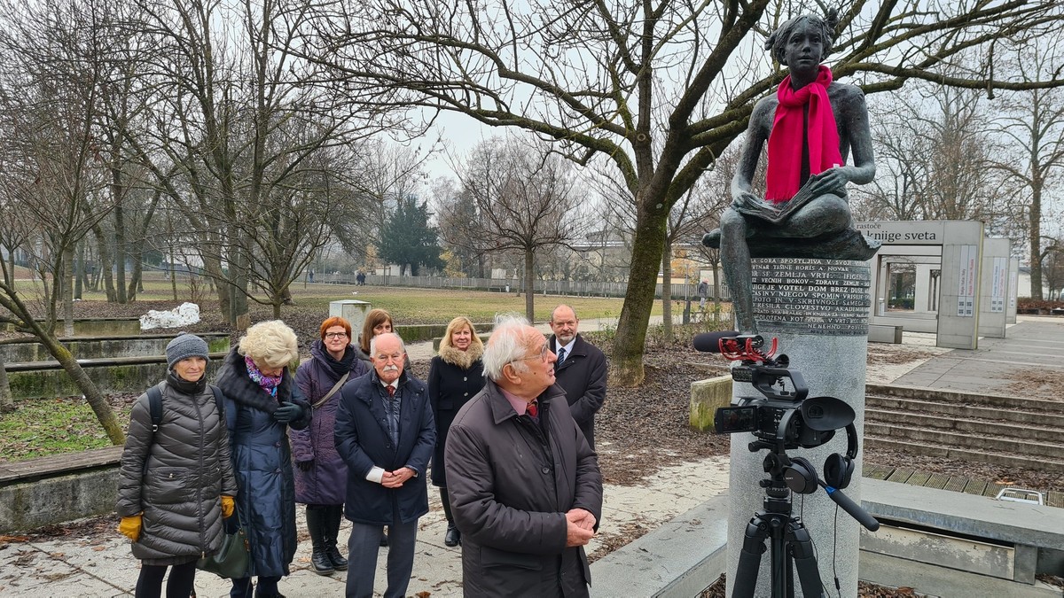 Dr. Janez Gabrijelčič, idejni oče projekta Rastoča knjiga na srečanju ob Deklici z rastočo knjigo ob zimskem solsticiju, 2021<br>(Avtor: Milan Skledar)