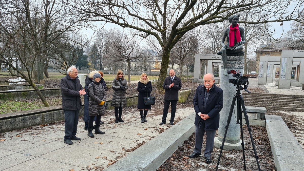 Prof. dr. Boštjan Žekš, predsednik društva Rastoča knjiga na srečanju ob Deklici z rastočo knjigo ob zimskem solsticiju, 2021<br>(Avtor: Milan Skledar)