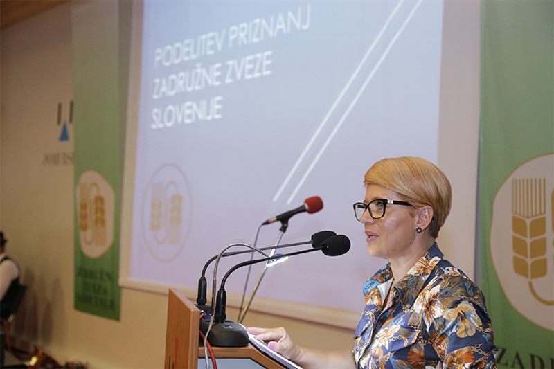 Dr. Aleksandra Pivec, ministrica za kmetijstvo, gozdarstvo in prehrano nagovorila zadružnike na Dnevu zadružniko na sejmu AGRA 2019 v G. Radgoni<br>(Avtor: Milan Skledar)